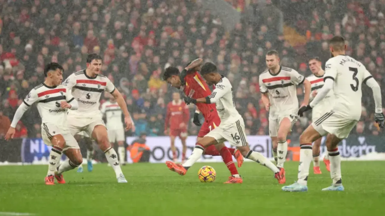 موعد المواجهة المرتقبة بين مانشستر يونايتد وليفربول في الدوري الإنجليزي الممتاز اليوم